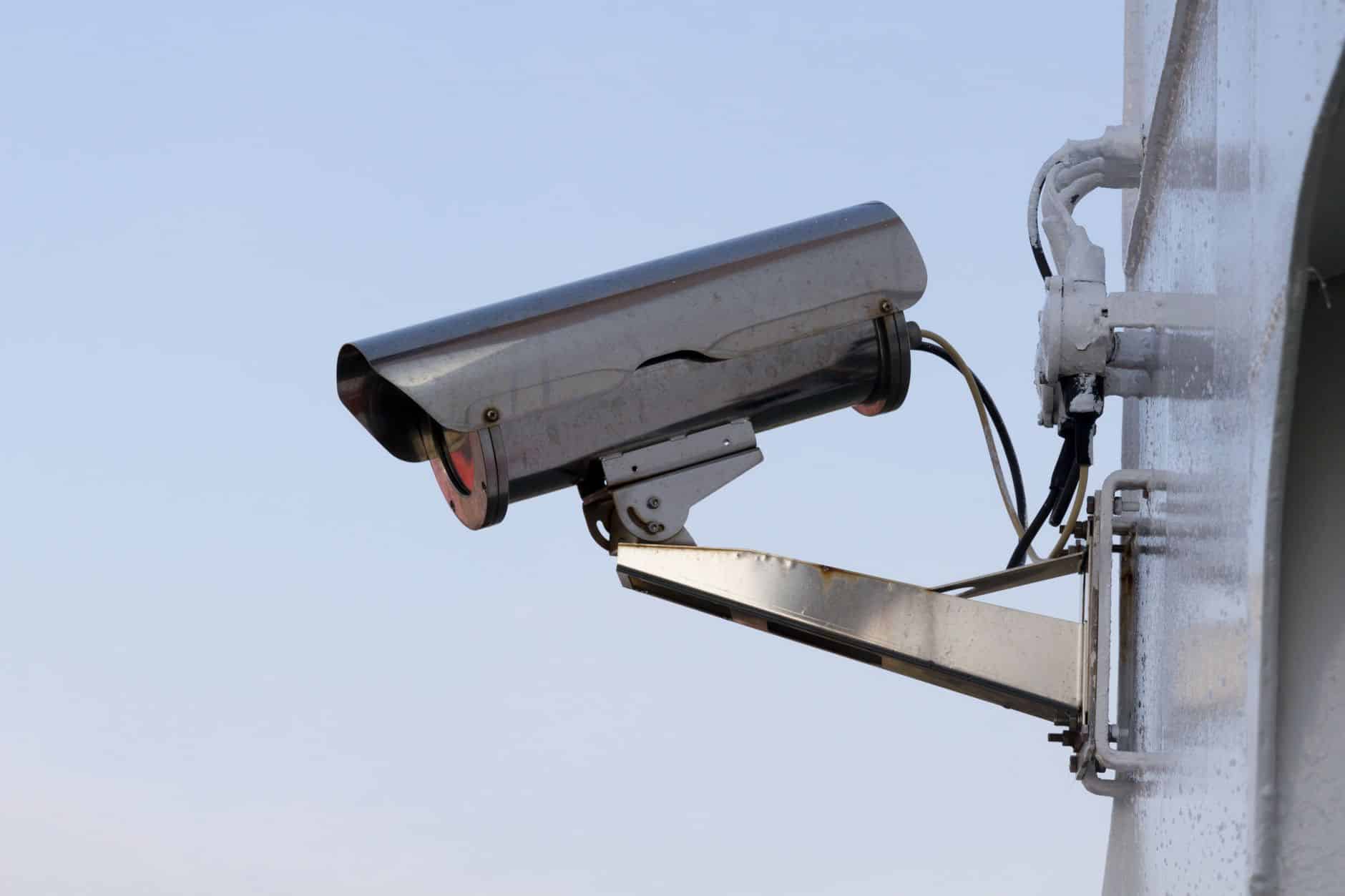 Caméra de vidéosurveillance installée sur une façade à Avesnes-sur-Helpe