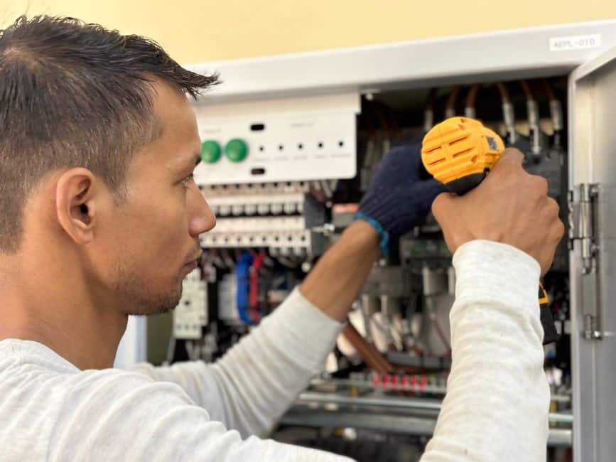 Technicien installant un système de sécurité pour un client à Cambrai
