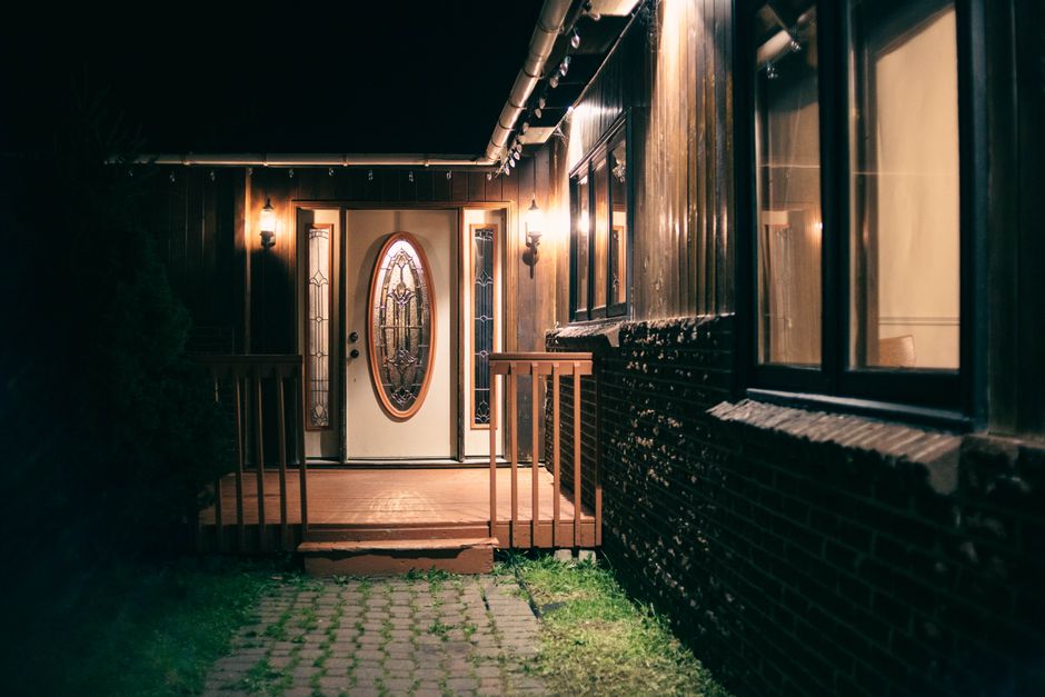 Porte d'entrée sécurisée d'une maison avec système de verrouillage
