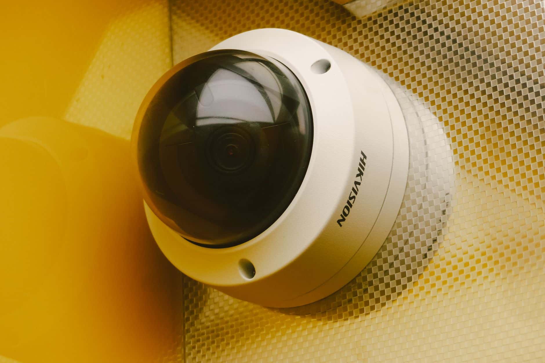 Caméra de vidéosurveillance installée sur un bâtiment