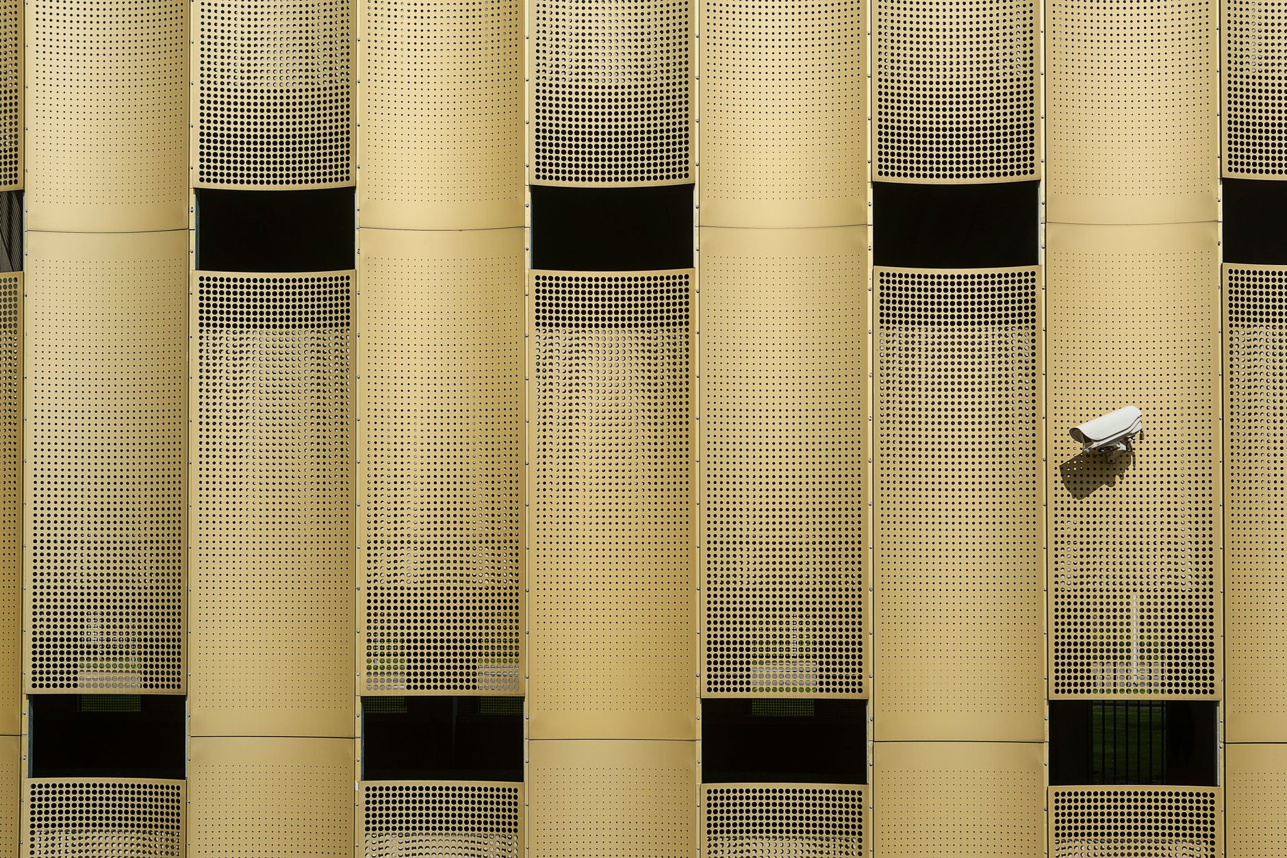 Caméra de vidéosurveillance installée sur une façade à Landrecies