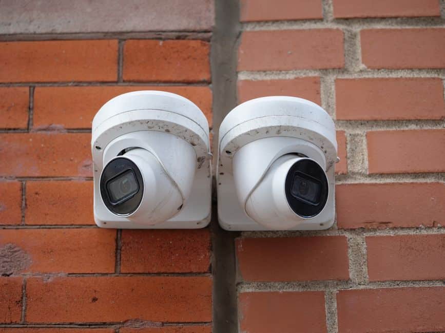Deux caméras dôme de vidéosurveillance fixées sur une façade