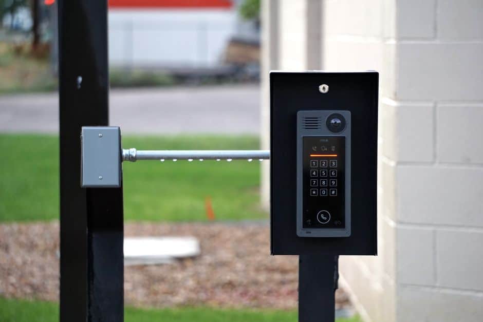 Interphone extérieur installé à l'entrée d'un immeuble