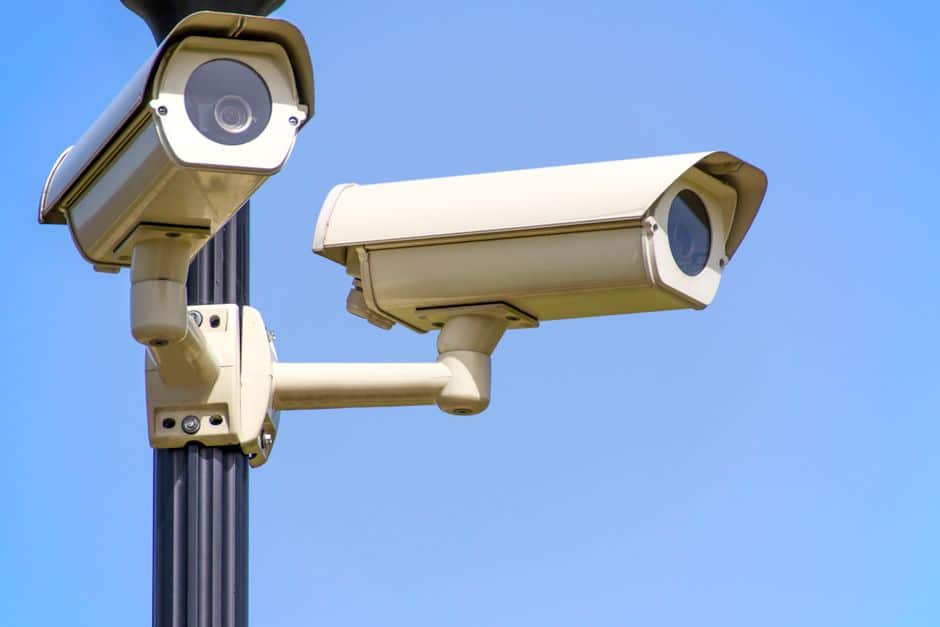 Caméras de surveillance extérieures montées sur un mât