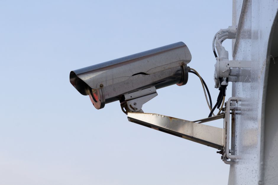 Caméras de sécurité surveillant une propriété