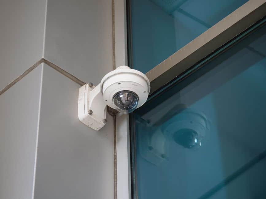 Caméra de vidéosurveillance sur la façade d'un bâtiment